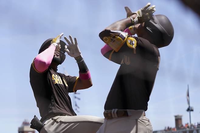 샌디에이고 페르난도 타티스 주니어(왼쪽)가 10일 샌프란시스코전에서 투런 홈런을 때린 뒤 매니 마차도와 함께 세리머니를 하고 있다. 타티스는 12일 코로나19 확진 판정을 받았다. | AP연합뉴스