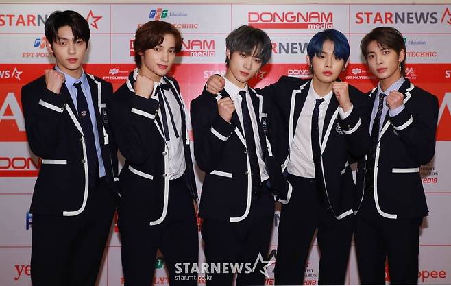 그룹 TXT가 26일(현지시간) 베트남 하노이 미딩 국립경기장에서 스타뉴스 주최로 열린 '2019 아시아 아티스트 어워즈 인 베트남'(2019 Asia Artist Awards in Vietnam)에 참석해 가수 신인상을 수상한 뒤 기념촬영을 하고 있다. /사진=이동훈 기자 photoguy@