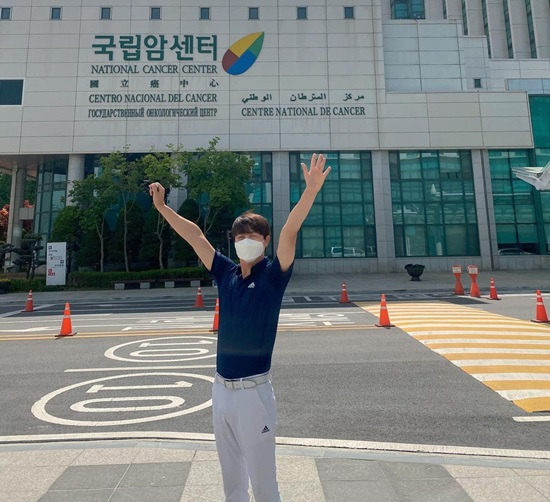 Kim Yeon-ji thanked her husband for overcoming the colon cancer.On the 12th, composer Kim Yeon-ji posted a picture on his instagram with an article entitled Health is wrong for the fourth year of surgery.The photo, which was released on the day, shows Kim Yeon-jis husband You sang-mu, who had a colon cancer surgery four years ago, being examined at the Hospital.Kim Yeon-ji said, Every time I come to Hospital every six months and get tested, I am more anxious and scared than I am, and I keep playing and laughing because I am worried about me.Kim Yeon-ji, who set up You sang-mus surgery date, said, I think it was just a day before I walked around Hospital to finish surgery. Its been 1493 days since I had already operated.Finally, Kim Yeon-ji said, Thank you for being healthy and strong. One year to cure! Its clear.Meanwhile, Kim Yeon-ji married Comedian You sang-mu in 2018, You sang-mu last 2017He was diagnosed with colon cancer and underwent surgery.Photo: Kim Yeon-ji Instagram