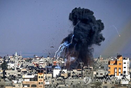 이스라엘의 보복 공습으로 시커먼 연기가 치솟는 가자지구 시내 [AFP=연합뉴스]