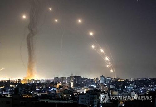 11일 밤 가자지구에서 이스라엘로 발사된 로켓 [AFP=연합뉴스]