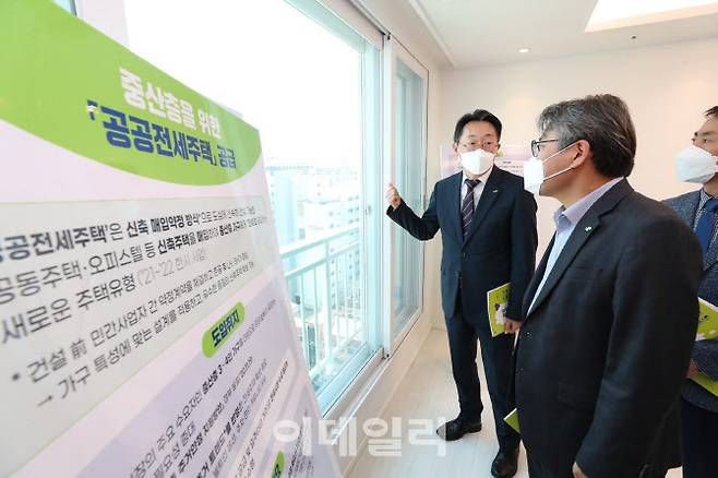 김현준 LH 사장이 안양시 미래타운 공공전세주택 을 방문해 현장을 점검하고 있다. (사진=LH)