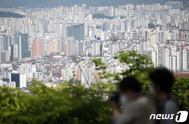 남산타워에서 바라본 서울 아파트 단지. © News1 오대일 기자