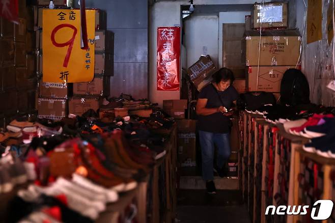 대만에서 대규모 정전이 발생한 가운데 타이베이에서 한 시민이 휴대폰을 이용해 불빛을 비추고 있다. © 로이터=뉴스1