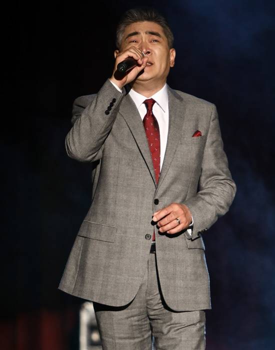 편승엽은 92년 '찬찬찬'을 발표한 뒤 방송사와 행사 무대 등 자신을 불러주는 곳은 어디는 달려가서 노래를 불렀다. 그리고 3년만인 95년 MBC 10대 가수상을 수상하며 마침내 가요계 정상에 올랐다. /빅대디엔터테인먼트 제공