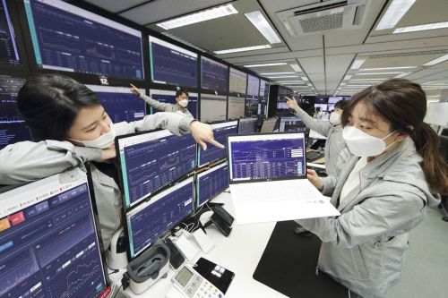 KT는 인공지능(AI) 기반의 ‘미디어 플랫폼 AI 관제 시스템’을 국내 최초로 상용화했다고 13일 밝혔다. 서울 영등포구 kt미디어센터에서 연구원들이 미디어 플랫폼을 관제하고 있다.