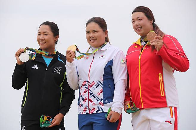 2016 리우하계올림픽 여자골프에서 금메달을 획득한 박인비(가운데)와 은메달을 획득한 뉴질랜드 리디아 고(왼쪽), 동메달 중국 펑샨샨.