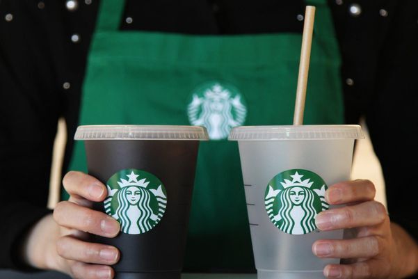 스타벅스가 2025년까지 매장 내 사용 컵을 재사용컵으로 교체하겠다고 밝혔다.