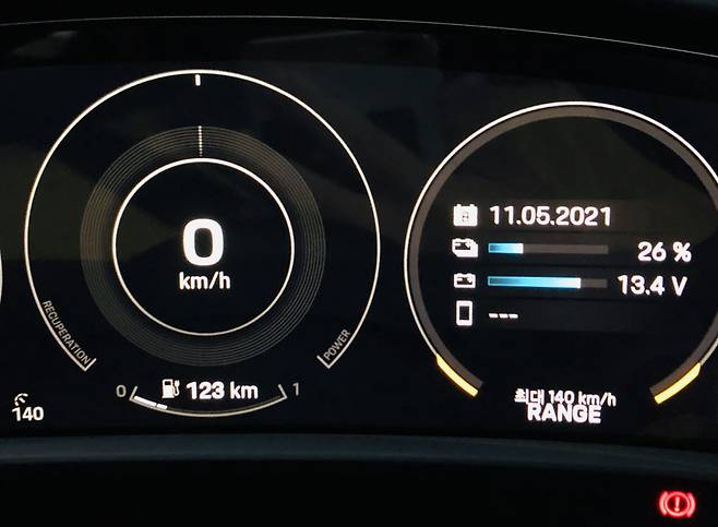 타이칸 4S 347km 시승 후 계기판 화면. 배터리 잔량 26%가 남았고, 123km를 더 달릴 수 있다고 표기하고 있다.
