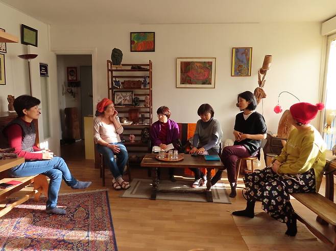 2019년 11월 여성노인 공동체주택 연구를 위해 프랑스 바뇨를 방문한 비비 회원들. 비비 제공