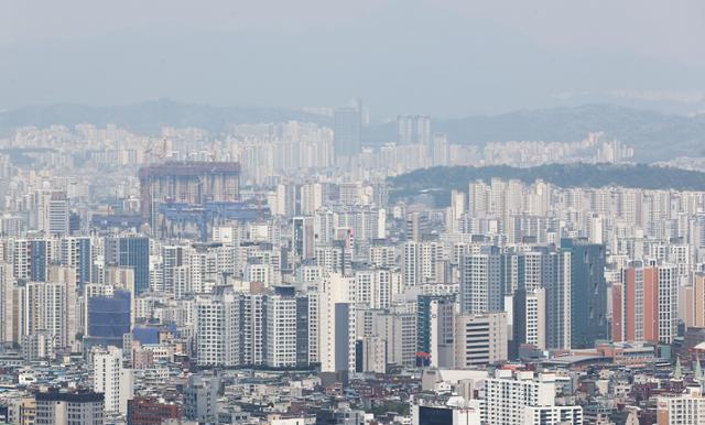 13일 한국부동산원 발표에 따르면 5월 둘째 주 서울의 아파트값이 전주 대비 0.09% 상승했다. 사진은 이날 남산에서 바라본 서울시내 아파트. 연합뉴스