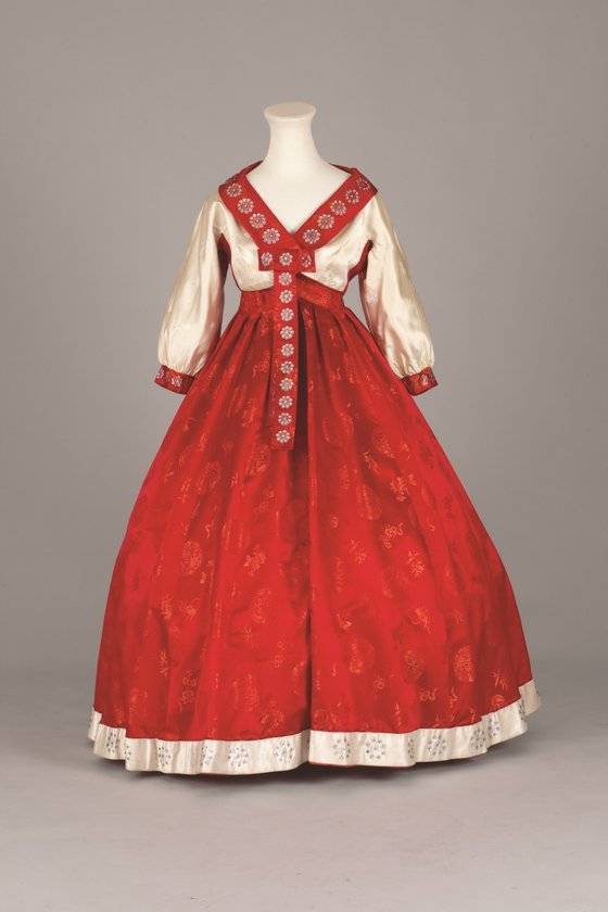 우리나라 최초 세계 미인대회에 참가자인 제3회 미스코리아 진 오현주가 1959년 제8회 미스 유니버스 대회 참가 시 착용한 '아리랑 드레스'. 우리나라 최초의 패션 디자이너 노라 노가 한복과 서양식 드레스를 절충·융합하여 제작해 이렇게 불렸다. 이 같은 양단 아리랑 드레스는 1950~1960년대 외교관 부인들이 파티 드레스로 많이 입었다. 국가등록문화재 613호. 신혜순 소장. [사진 대한민국역사박물관]