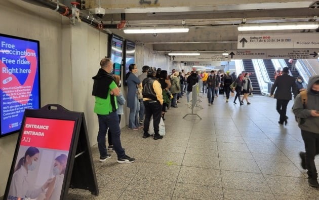 12일(현지시간) 미국 뉴욕 맨해튼의 펜스테이션 지하철역에 백신을 접종하려는 관광객 등이 길게 줄을 서고 있다. 뉴욕=조재길 특파원