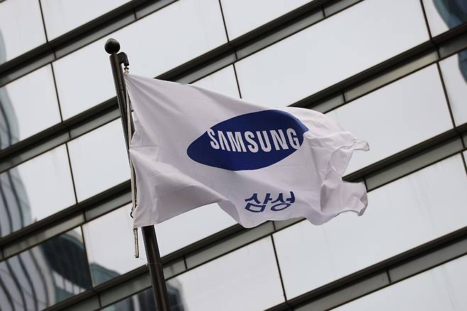 A flag bearing the Samsung logo in front of the Samsung building in southern Seoul (Yonhap)