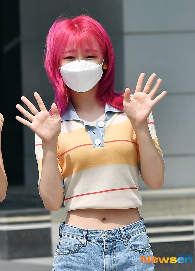 Oh My Girl Seung Hee Concentrates Way To Work Eyes Today