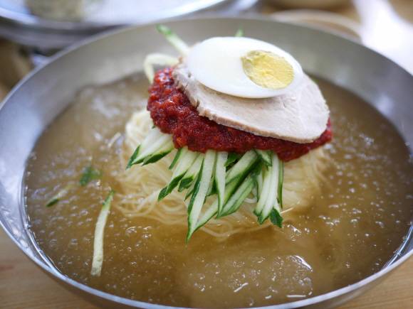 초량 사람들의 솔푸드 중 하나인 초량밀면.