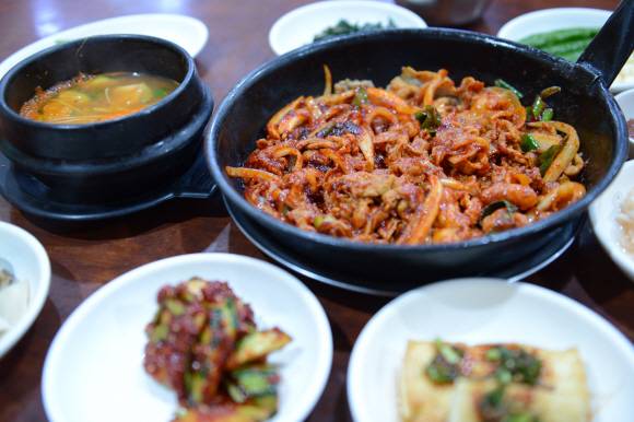 값싸고 푸짐한 식사를 즐길 수 있는 ‘불백거리’의 돼지불고기 백반.