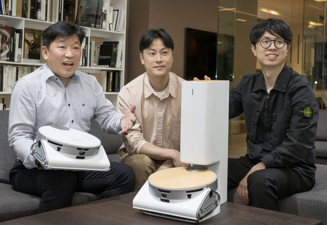 김신(왼쪽) 삼성전자 청소기 개발랩장, 장휘찬(가운데) 청소기 마케팅담당 프로, 김태수(오른쪽) 상품기획 담당 프로가 ‘비스포크 제트봇 AI’ 기술을 설명하고 있다./사진 제공=삼성전자