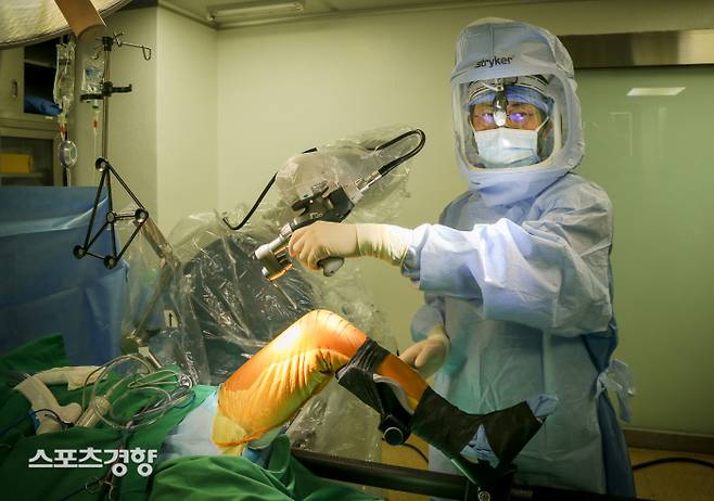 세란병원 인공관절센터 궁윤배 부장이 무릎 인공관절 수술을 하고 았다. 사진 세란병원 제공