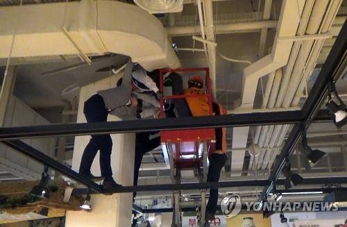 2016년 발생한 고소 작업대 끼임사고 구조 현장 [연합뉴스 자료사진]