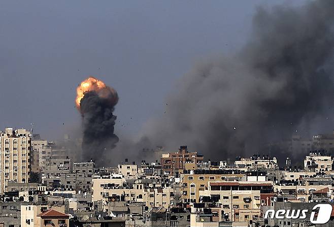 2021년 5월12일(현지시간) 팔레스타인 무장 정파 하마스가 지배하는 가자지구에서 이스라엘군의 공습으로 화염과 검은 연기가 치솟고 있다. © AFP=뉴스1 © News1 우동명 기자