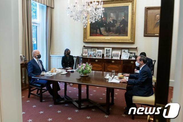 조 바이든 미국 대통령(왼쪽)과 스가 요시히데 일본 총리가 16일(현지시간) 워싱턴 백악관에서 점심으로 햄버거를 먹으며 약 20분 간 회담했다. 사진=백악관 제공© 뉴스1
