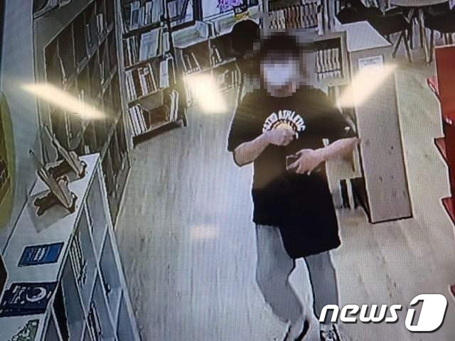 천안의 한 아파트 도서관에서 중고등학생으로 보이는 남성이 음란행위를 했다는 내용의 게시글이 SNS에 게재됐다.(페이스북 캡처화면) © 뉴스1