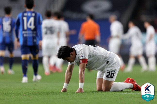 광주FC 이한도가 지난 1일 울산현대와 원정 경기에서 패한 뒤 그라운드에 쓰러져 아쉬워하고 있다. 제공 | 한국프로축구연맹