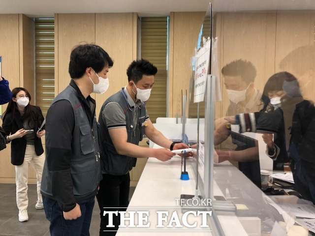 홍기복 한국마사회 노조위원장은 이날 입장문을 낭독하고 경기남부경찰청에 고발장을 직접 제출했다. /최승현 인턴기자