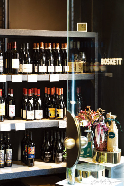 컨벤셔널부터 내추럴 와인까지 다양한 리스트를 보유한 보스켓의 와인 보틀 숍.