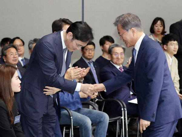 문재인 대통령과 이재용 삼성전자 부회장이 30일 오후 시스템 반도체 비전 선포식이 열린 삼성전자 화성캠퍼스 부품연구동(DSR)에서 악수하며 인사하고 있다.