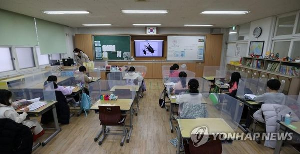 지난 1월 서울 노원구 용원초등학교에서 선생님이 수업을 진행하고 있다.