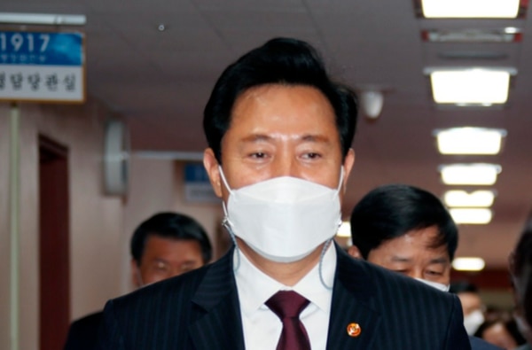 오세훈 서울시장이 20일 오전 정부서울청사에서 국무회의에 참석하고 있다.