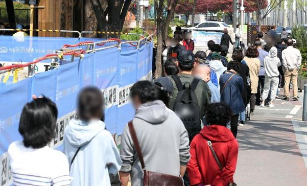 서울 송파구보건소 선별진료소에서 신종 코로나바이러스 감염증(코로나19) 검사를 대기 중인 시민들.