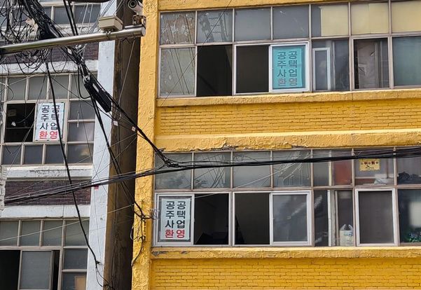 지난 16일 서울 용산구 동자동 일대 ‘서울역 쪽방촌’의 한 건물 창문에 정부의 공공 개발에 찬성한다는 현수막이 붙어 있다.