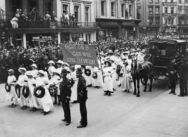 에밀리 데이비슨의 장례식. 여성참정권 운동가(서프러제트)였던 에밀리 데이비슨은 1913년 영국의 유서깊은 경마대회인 엡섬 더비에서 국왕의 말 앞으로 뛰어들어 목숨을 잃었다. 위키피디아