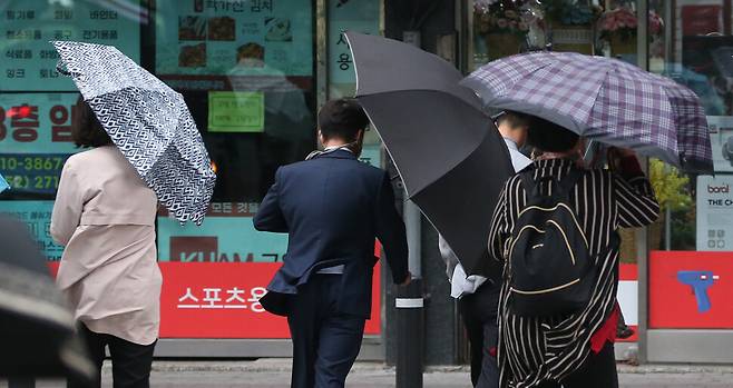4일 오후 울산시 남구 한 거리에서 시민들이 우산으로 비바람을 막으며 걸어가고 있다. 이날 울산에는 강풍주의보가 발령됐다. 연합뉴스
