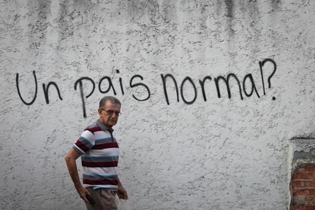2019년 베네수엘라 카라카스의 한 중산층 거주 지역 담벼락에 "이게 나라냐?"라는 낙서가 쓰여 있다. 카라카스 AP=뉴시스