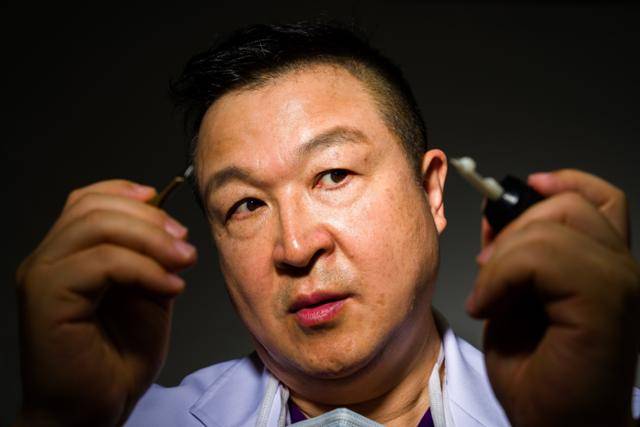 그의 인생은 마치 ‘가보지 않은 길’을 지워가는 여정처럼 느껴진다. 그가 오른손에는 메스를, 왼손엔 타투 머신을 들고 바라보고 있다. 한진탁 인턴기자