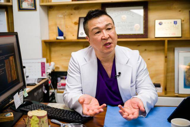 그는 휴일 없이 일한다고 한다. 인터뷰 전날인 어린이날에도 12건의 타투 시술을 했다. 한진탁 인턴기자