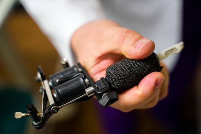 그가 20여 년 전 처음 산 타투 머신이다. 타투 머신 제조사로 유명한 영국 미키샤프(Micky Sharpz)사의 제품이다. 지금은 쓰지 않지만 아직 간직하고 있다. 한진탁 인턴기자