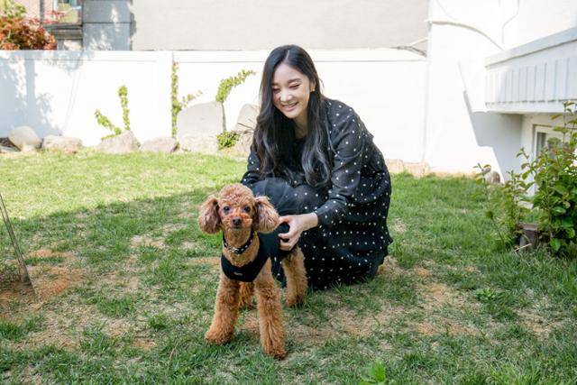 국립발레단 수석무용수 박예은이 한국일보와 인터뷰 도중 반려견 미류와 즐거운 시간을 보내고 있다. 고은경 기자