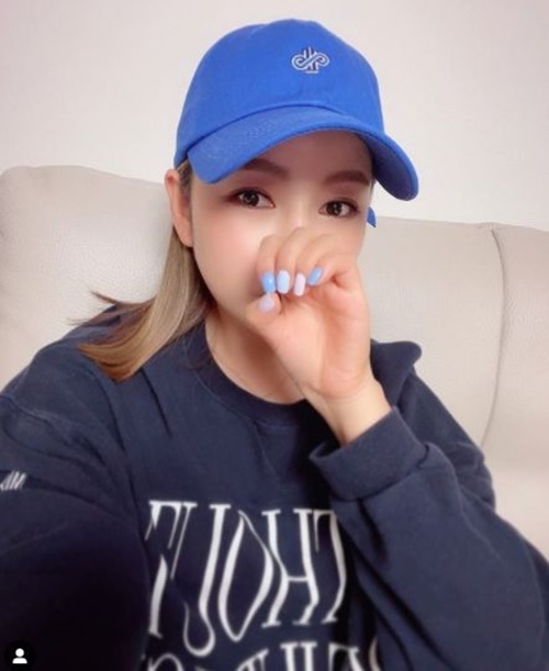 Singer Song Ga-in has emanated a hip appeal.Song Ga-in posted an article and a photo on his instagram on the morning of the 14th, Blue Blue Sky.In the photo, he is proud of his Nail.Song Ga-in, who also perfected the blue Hat, showed off her swag-filled and hip charm.It also boasted cuteness by unveiling Nail, which is evenly mixed with Sky and white.Meanwhile, Song Ga-in is currently appearing on the KBS2 entertainment program Trot Magic Wanderers.