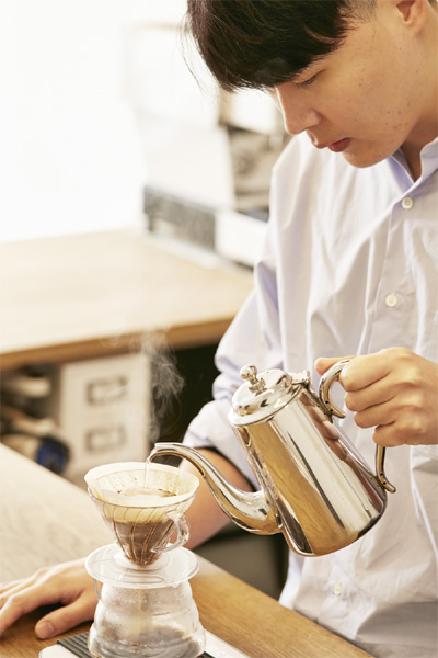 서울 연희동 더니커피 김승욱 바리스타가 에센셜 커피 클래스를 진행하고 있다. [사진 제공 = 현대백화점]