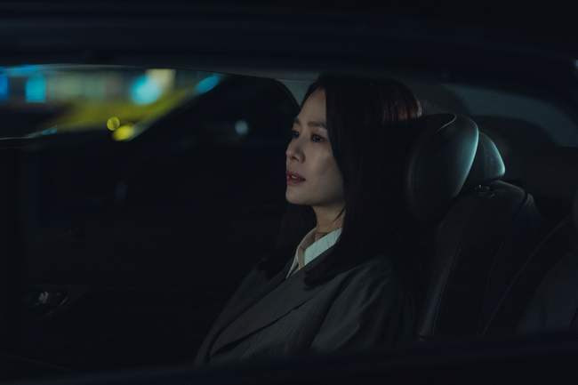 Undercover Ji Jin-hee and Kim Hyun-joo are entering the second round of crisis.JTBC gilt drama Undercover (directed by Song Hyun-wook, playwrights Song Ja-hoon and Baek Cheol-hyun, production story TV and JTBC studio) released a still cut on May 14, ahead of the 7th broadcast, announcing the start of the butterfly effect caused by Choi Yeon-su, the first air chief.Attention is focused on the mixed moves and changes of Limited Express (Ji Jin-hee minutes), Choi Yeon-su.Choi Yeon-su has entered a new phase with his appointment as first airborne chief.Limited Express followed in the wake of Doyoung Girl (Jung Man-sik), who failed to stop it. The ominous hunch was not wrong.Doyoung Girl, who retired from the NISs keynote room under the direction of Lim Hyung-rak (Heo Jun-ho), appeared as the head of the security team at the air defense office.Doyoung Girl asking for a handshake, Choi Yeon-su holding the hand, and Limited Express watching the two at a distance raised tensions, foreshadowing unpredictable developments.In the meantime, Limited Express, Choi Yeon-su face the foreseen backlash: the Dark Aura of Limited Express, who is chasing someone first, is interesting.Doyoung Girls close surveillance against the dangerous pursuit to protect her wife.What is really caught on the radar of Limited Express, and it is noteworthy whether it can be a clue to a counterattack.In another photo, Choi Yeon-sus weary face gives a glimpse of the weight of the position of the head of the air defense, and the expression of talking with Kang Chung-mo (Lee Seung-jun), who came to see him about what happened, is serious.The stare of the air is full of complex feelings and past anguish, adding to the question of entering the airspace, which will never be green.In the 7th broadcast on the day, Choi Yeon-su will have a harsh ceremony from the first day of his inauguration.An anonymous tip about bribery scandals by Kim Myung-jae (played by Jung In-ki), the chief of staff of Cheong Wa Dae, throws Choi Yeon-su into chaos.Meanwhile, Limited Express launches a counterattack with a counterattack against Doyoung Girls unconventional action.