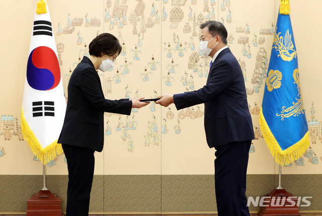 [서울=뉴시스]박영태 기자 = 문재인 대통령이 14일 오전 청와대에서 임혜숙 과학기술정보통신부 장관에게 임명장을 수여하고 있다. 2021.05.14. since1999@newsis.com