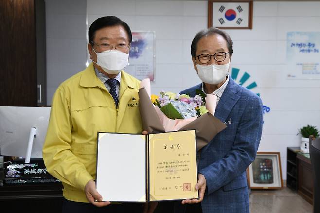 김석환 홍성군수(왼쪽)와 홍성군 홍보대사로 임명된 방송인 이상벽씨. 홍성군 제공