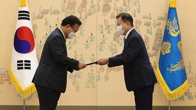 국무총리 임명장 수여하는 문재인 대통령