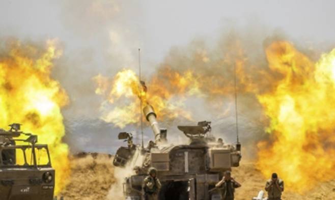 가자지구 향해 불 뿜는 이스라엘군 야포. 가자 AP=연합뉴스