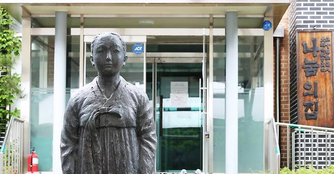 경기 광주시 퇴촌면에 있는 일본군 ‘위안부’ 피해 할머니들의 거주시설 ‘나눔의 집’ 앞에 평화의 소녀상이 서 있는 모습. 연합뉴스